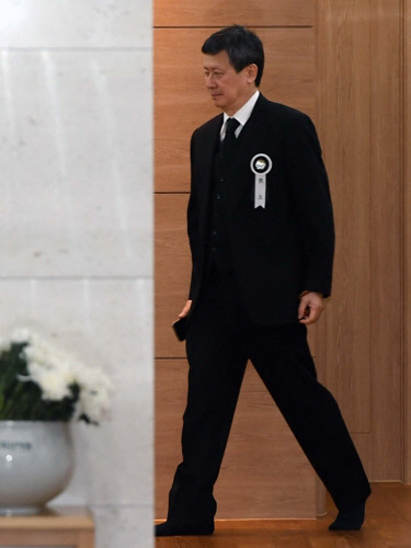 신동주 전 일본 롯데홀딩스 부회장(SDJ코퍼레이션 회장)이 올해 1월 20일 서울아산병원 장례식장에 마련된 부친 고(故) 신격호 롯데그룹 명예회장의 빈소에서 조문객을 맞이할 준비를 하고 있다.<연합 제공>